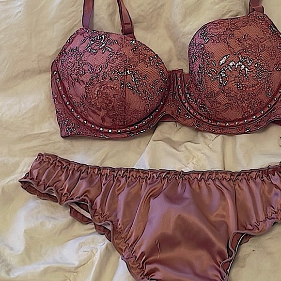 Victorias Secret Bra & Thong - Picture 2 of 4